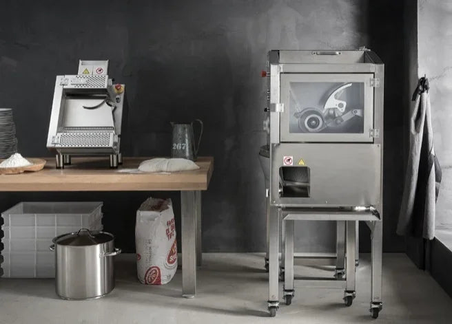 BAKEMAX BMDD007 dough divider and rounder combo for 9.1-39oz scaling